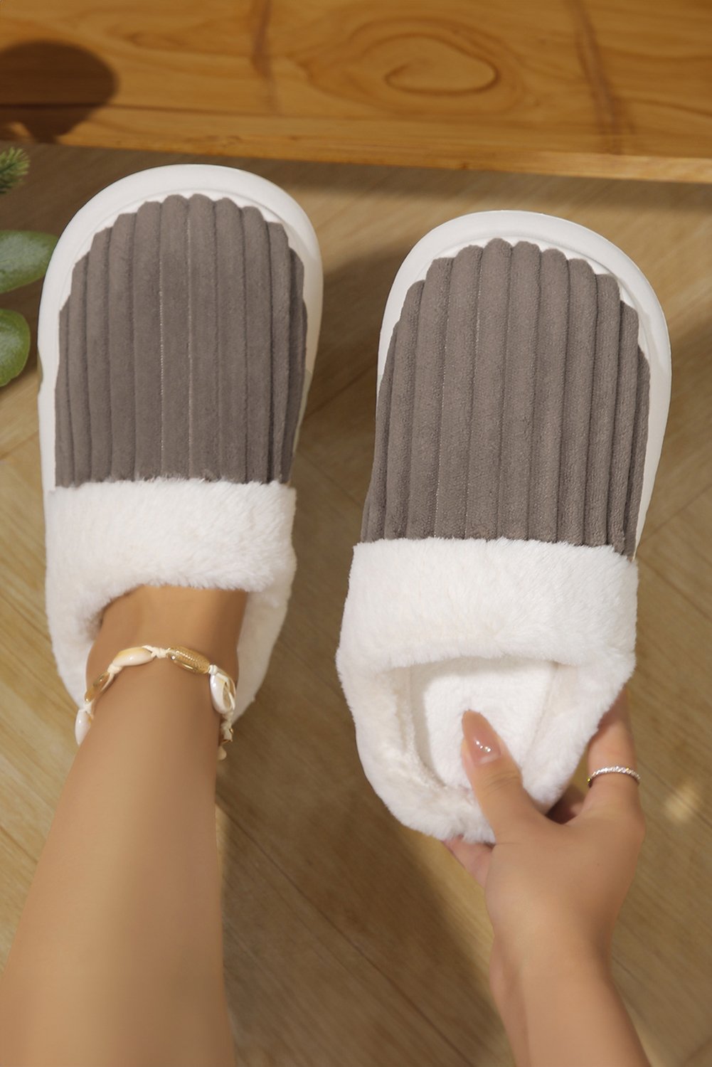 97353628-aa7c7a3b6d2cf3c2.jpg dark grey ribbed plush color block winter slippers